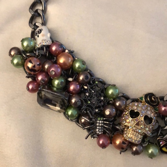 Betsey Johnson Gun Metal Tone Curb Link Bib Necklace Halloween Charms NWT - Picture 15 of 16